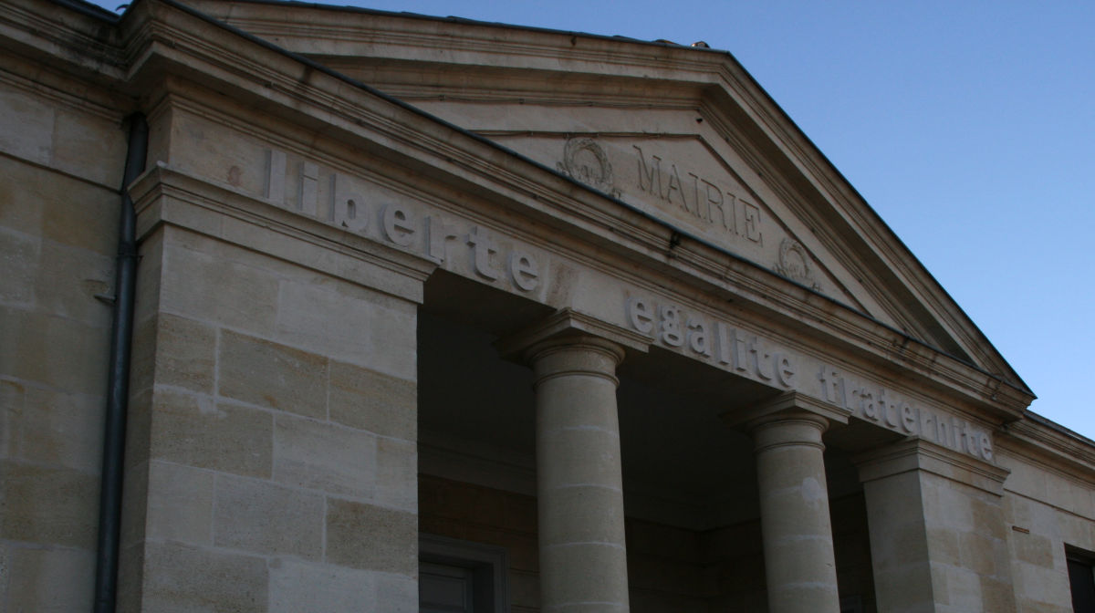 Le fronton de la mairie de Saint Jean d\'Illac